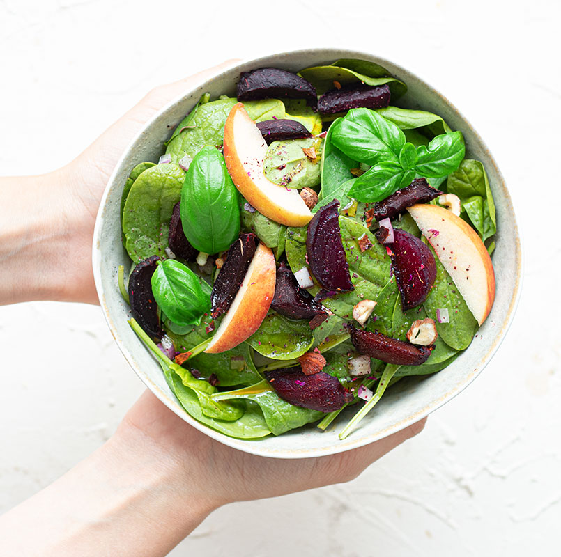 Salatbowl mit Spinat, roter Beete und Himbeervinaigrette